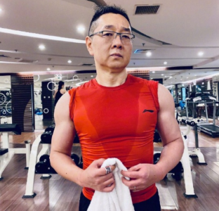 ​张绍刚，因主持《今日说法》大放异彩，而今他一家三口甜蜜照曝光