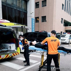 ​韩国著名主持人朴秀洪被亲哥侵吞巨额财产，现又被父亲殴打昏迷