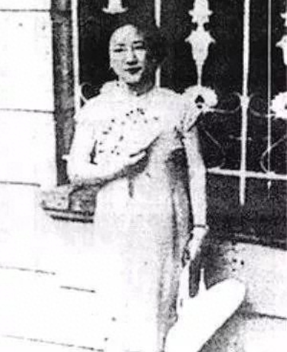 日伪时期和张爱玲齐名的女作家，离婚后作了汉奸的小秘，晚景凄凉