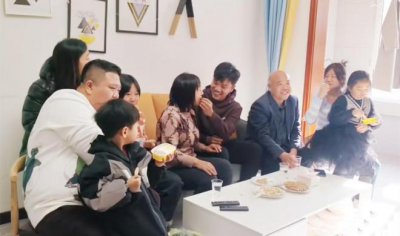 ​解清帅女友真实身份被揭开 和学生互动画面被曝光