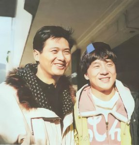 ​周润发和成龙谁地位高？(同样是“香港之子”，他们谁的人生更胜一筹呢？？)