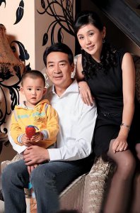 ​寇振海：有过两次失败婚姻，演过100多部影视剧，年过半百再做父亲