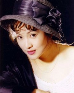 ​李勇勇：她有“挂历美人”之称，凭借一部《花烛泪》一炮成名