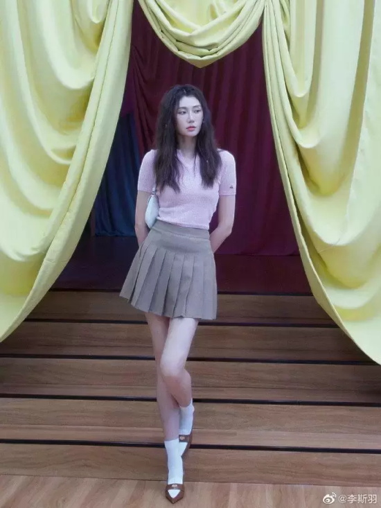 美女主播李斯羽棕色短裙写真（性感气质女神高清壁纸）