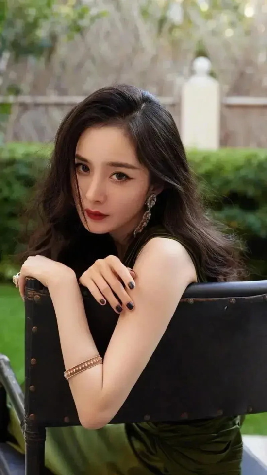 美女明星杨幂：韵味美图写真合集欣赏，依旧风姿绰约,明艳动人