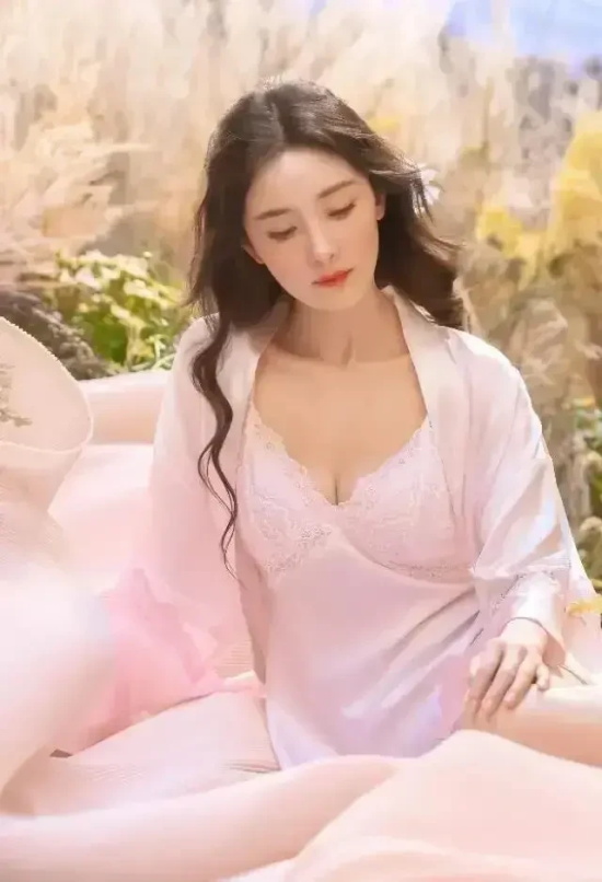 美女明星杨幂：韵味美图写真合集欣赏，依旧风姿绰约,明艳动人