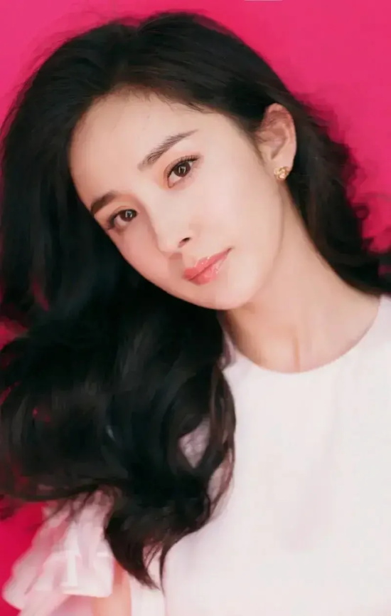 美女明星杨幂：韵味美图写真合集欣赏，依旧风姿绰约,明艳动人