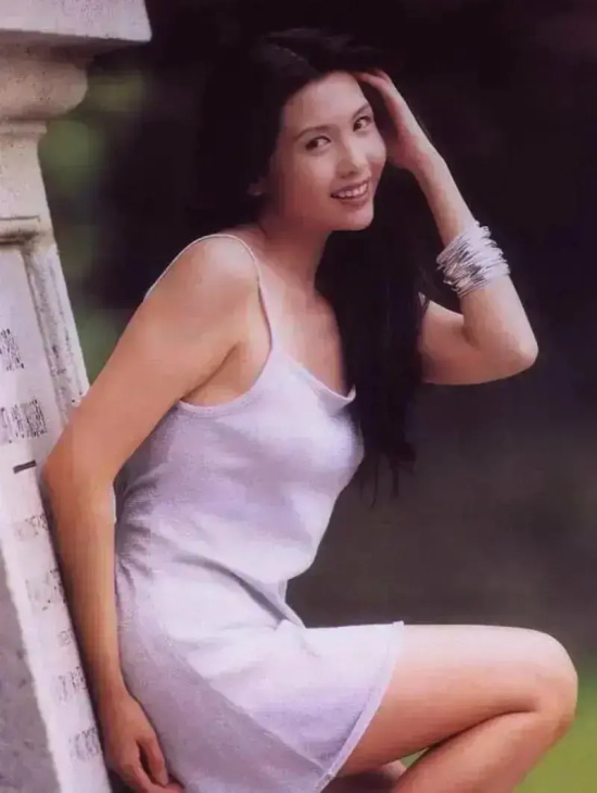 童年女神邱淑贞，早期性感美艳写真和经典剧照图片分享