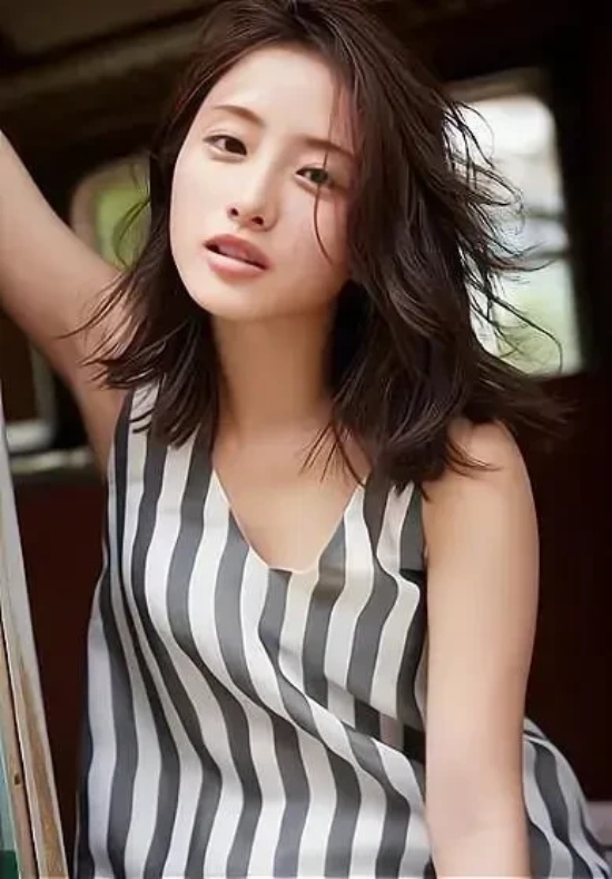 可爱与性感兼备的最强容貌“十元”，石原里美高清写真合集赏析