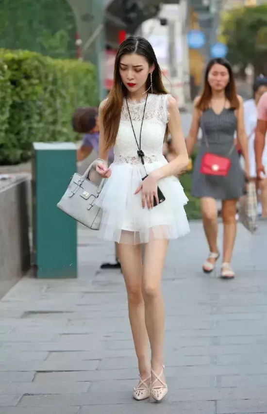 街拍美女牛仔短裤VS连衣裙（迷人辣妹街拍美图欣赏）