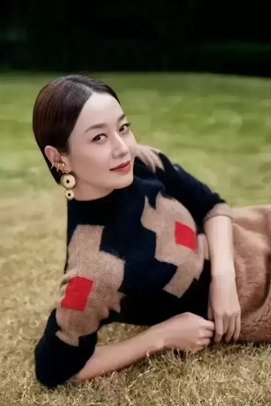 马伊琍秋日暖意写真，穿拼接毛衣尽显温柔气质