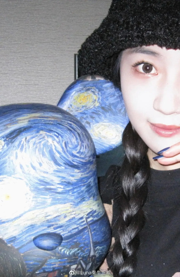 秦牛正威晒麻花辫清纯自拍写真