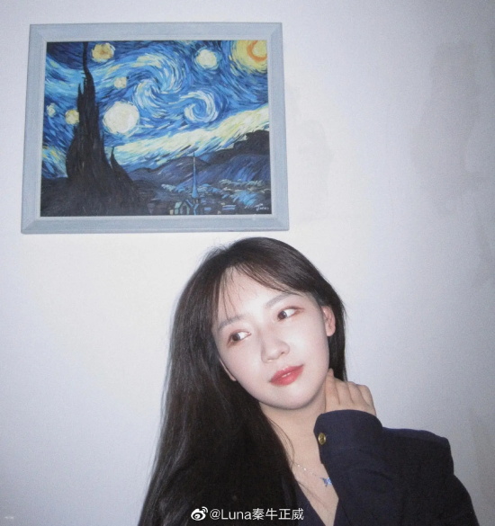 秦牛正威晒麻花辫清纯自拍写真
