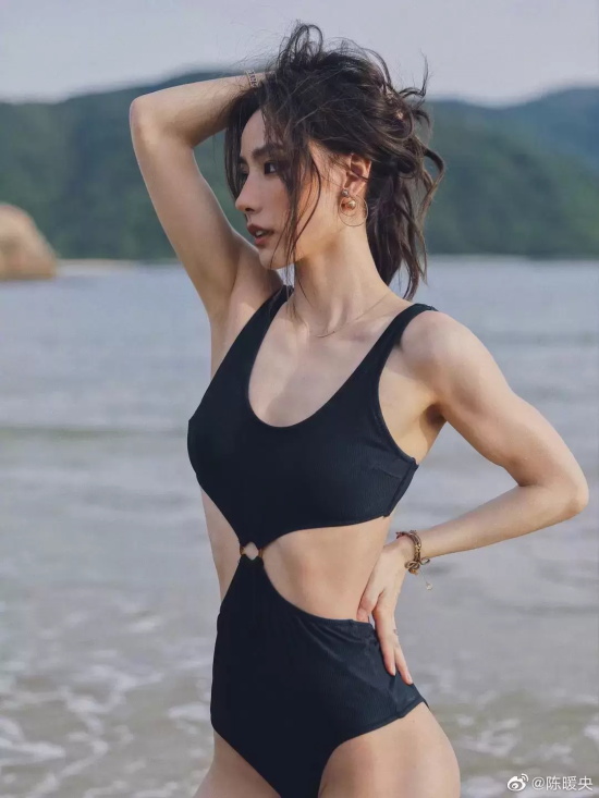 “运动达人”陈暖央海滩泳衣写真，身材姣好露出马甲线
