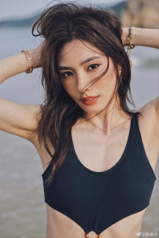 “运动达人”陈暖央海滩泳衣写真，身材姣好露出马甲线