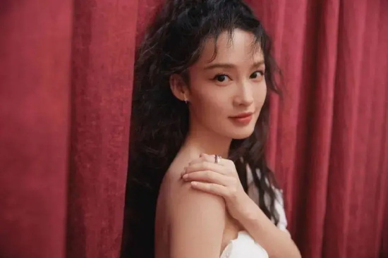 李沁身穿白色抹胸长裙高清写真，她的曼妙身材太性感撩人