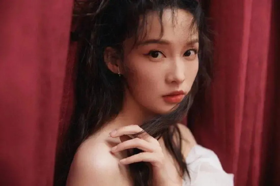李沁身穿白色抹胸长裙高清写真，她的曼妙身材太性感撩人