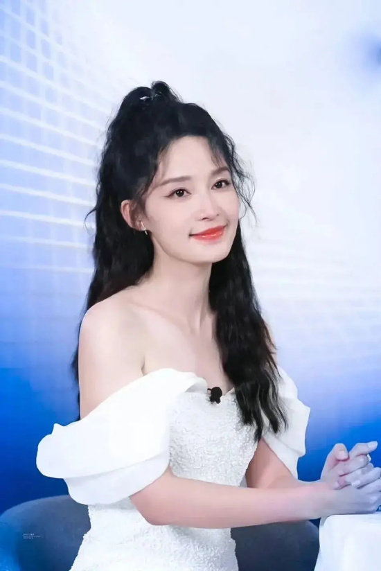 李沁身穿白色抹胸长裙高清写真，她的曼妙身材太性感撩人