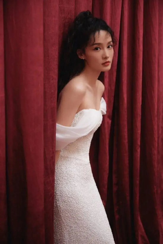 李沁身穿白色抹胸长裙高清写真，她的曼妙身材太性感撩人