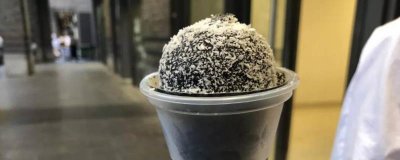 ​椰子灰雪糕好吃吗 椰子灰雪糕为什么是黑色的