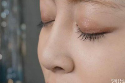 ​鼻子卡粉什么原因 鼻子周围卡粉怎么回事