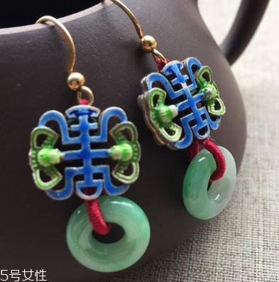 翡翠耳环多少钱一对 优雅女性必备