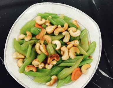 ​西芹炒腰果，坚果可以做出绝妙美食