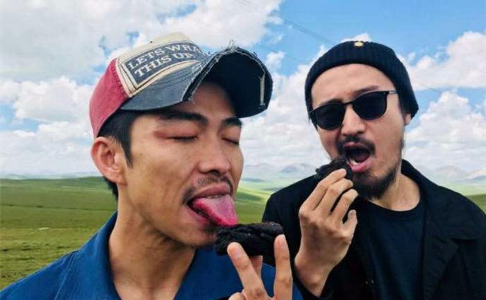 王传君章宇当街拥吻被疑“出柜”，章宇被曝还曾亲过徐峥