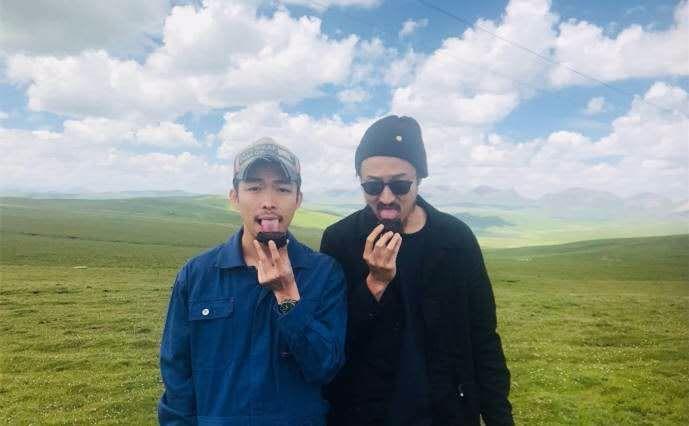 王传君章宇当街拥吻被疑“出柜”，章宇被曝还曾亲过徐峥