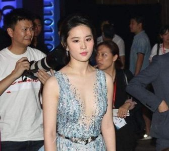 ​刘亦菲究竟多高？早期黄圣依站她身边像在坑里