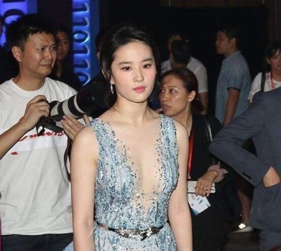 刘亦菲究竟多高？早期黄圣依站她身边像在坑里
