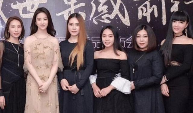 刘亦菲究竟多高？早期黄圣依站她身边像在坑里