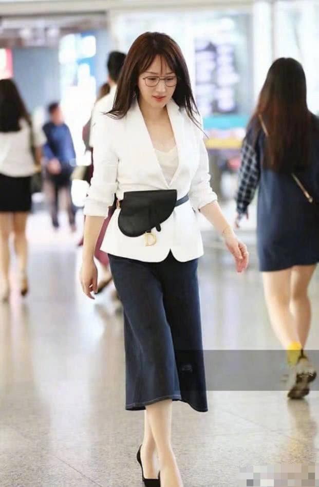 47岁杨钰莹近照曝光，肤白貌美宛如18岁少女，行走的冻龄女神
