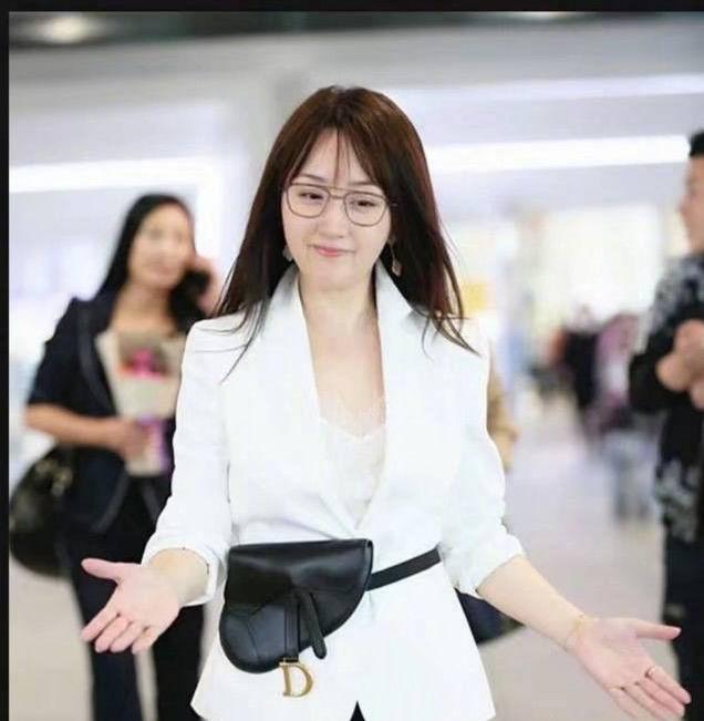 47岁杨钰莹近照曝光，肤白貌美宛如18岁少女，行走的冻龄女神
