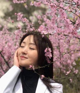 ​47岁杨钰莹近照曝光，肤白貌美宛如18岁少女，行走的冻龄女神