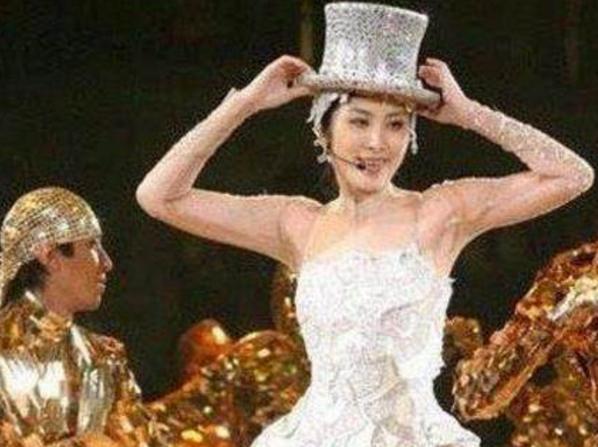 陈慧琳大红大紫零绯闻，弟弟因家暴自毁前程：同父母不同命