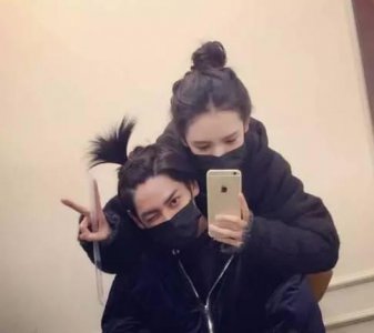 ​王思聪前女友微博发浴室照，配文很甜蜜，网友：是谁拍的？