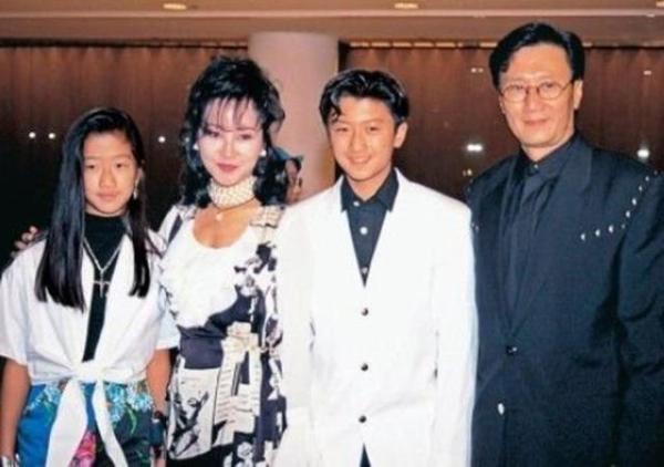 看了谢贤2任妻子年轻时的照片，才知道鲜花都被糟蹋啦！