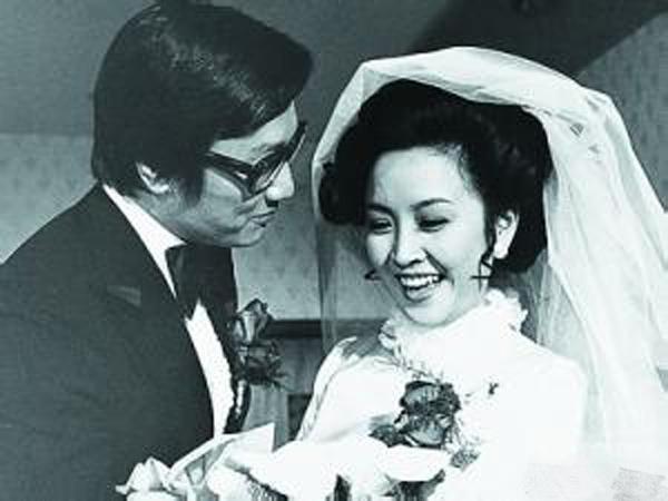 看了谢贤2任妻子年轻时的照片，才知道鲜花都被糟蹋啦！