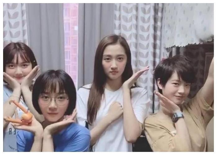 关晓彤晒大学舍友合照，原来宿舍里还有她，人气一度高过关晓彤