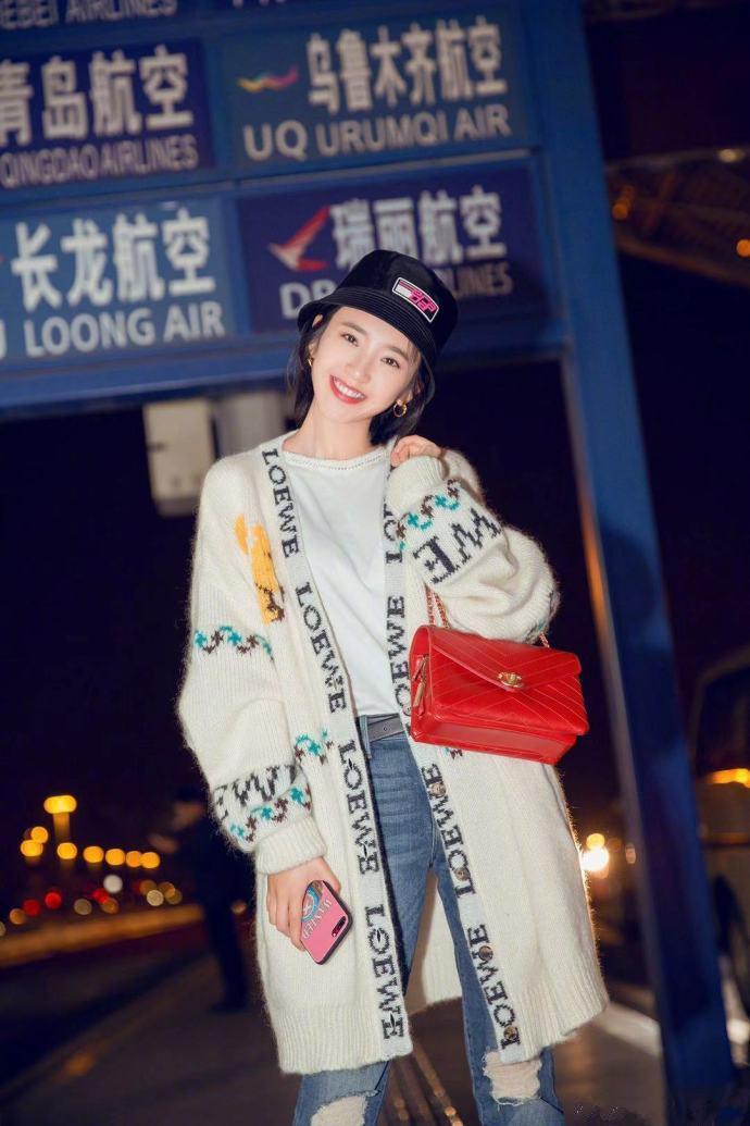 宋茜和唐艺昕撞同款外套，都穿出清新甜美的气质，姐妹俩太时髦了
