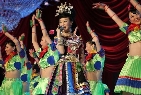 国家一级演员，9次登上春晚，被丈夫抛弃孤身一人，41岁至今单身