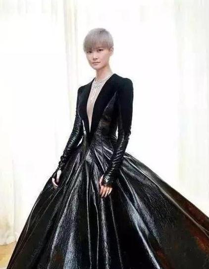 李宇春嫁给外国老头？婚纱照曝光，真实情况让人意外