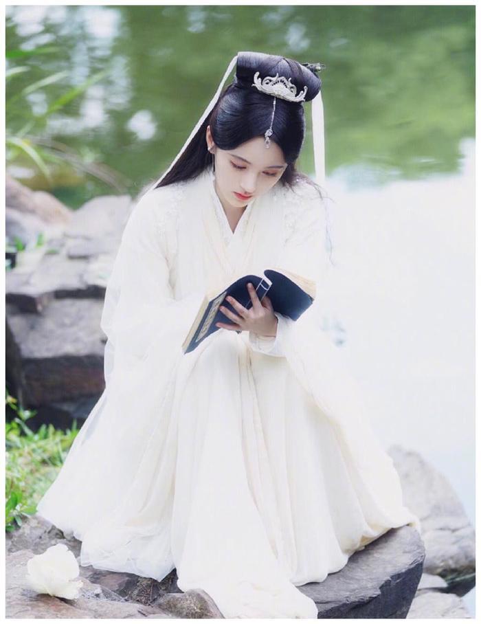 鞠婧祎晒美照，“白娘子”造型惊艳众人，网友：超级小清新啊！