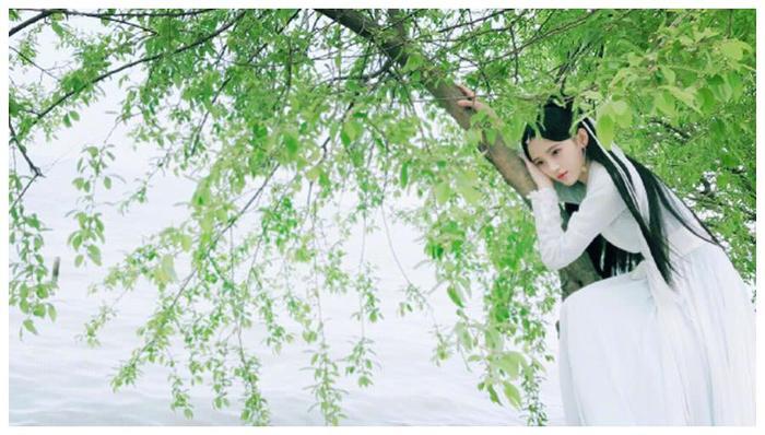 鞠婧祎晒美照，“白娘子”造型惊艳众人，网友：超级小清新啊！