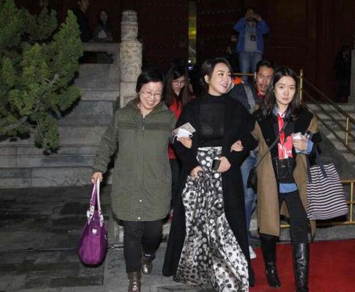 47岁闫妮身穿黑色透明上衣，白色内衣暴露，网友：赤裸裸的诱惑
