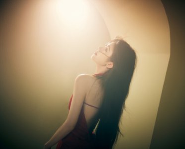​鞠婧祎晒30岁生日写真 建模脸配美服各显风情