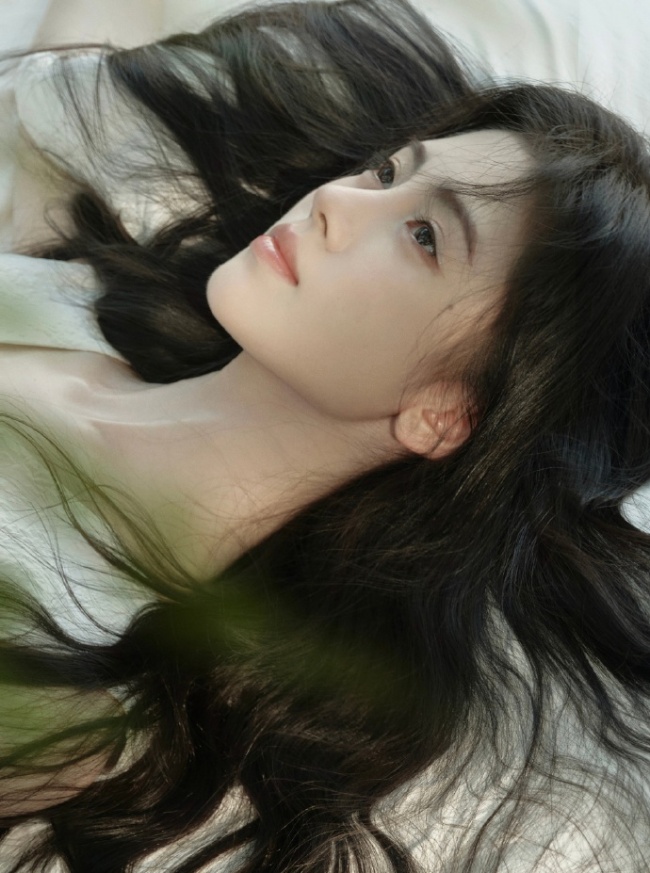 鞠婧祎晒30岁生日写真 建模脸配美服各显风情