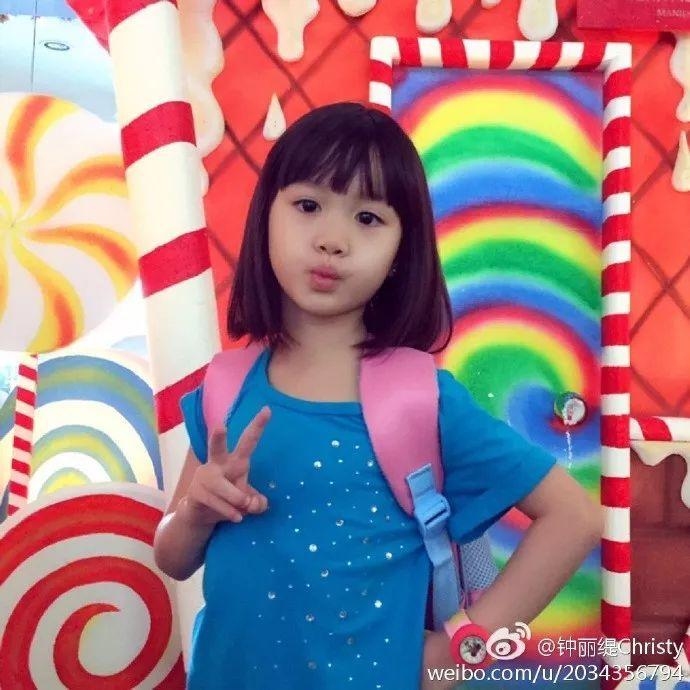 50岁钟丽缇三个女儿颜值惊艳网友：美到不敢认，出道吧姐妹！