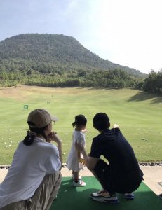 ​董子健陪女儿在街边跳舞超有爱,6岁大福乖巧可爱